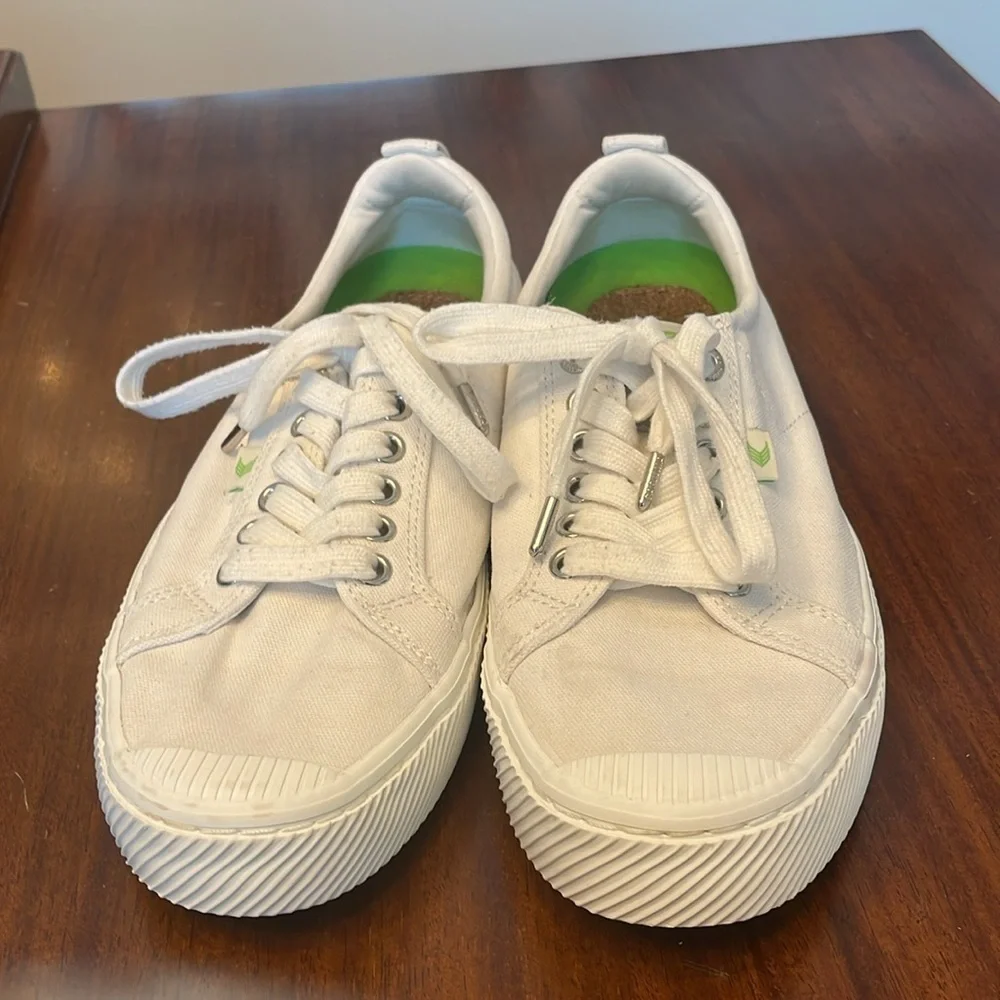 🍯Cariuma white canvas sneakers